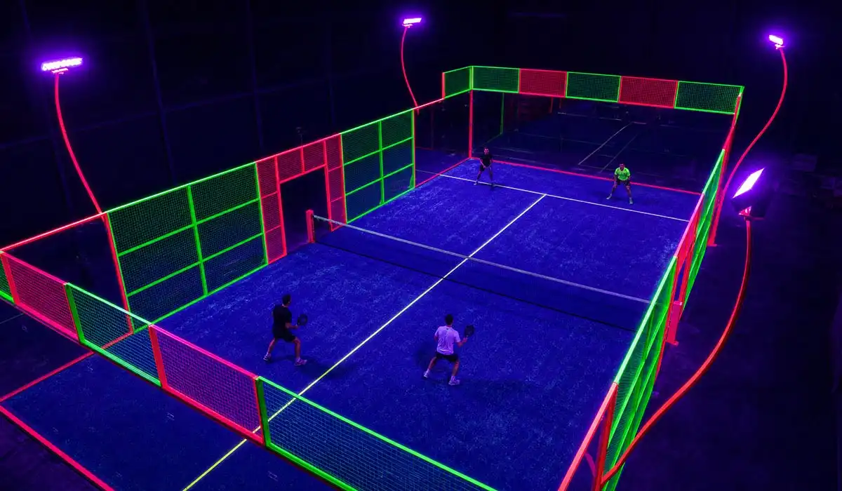 Terrain de padel néon